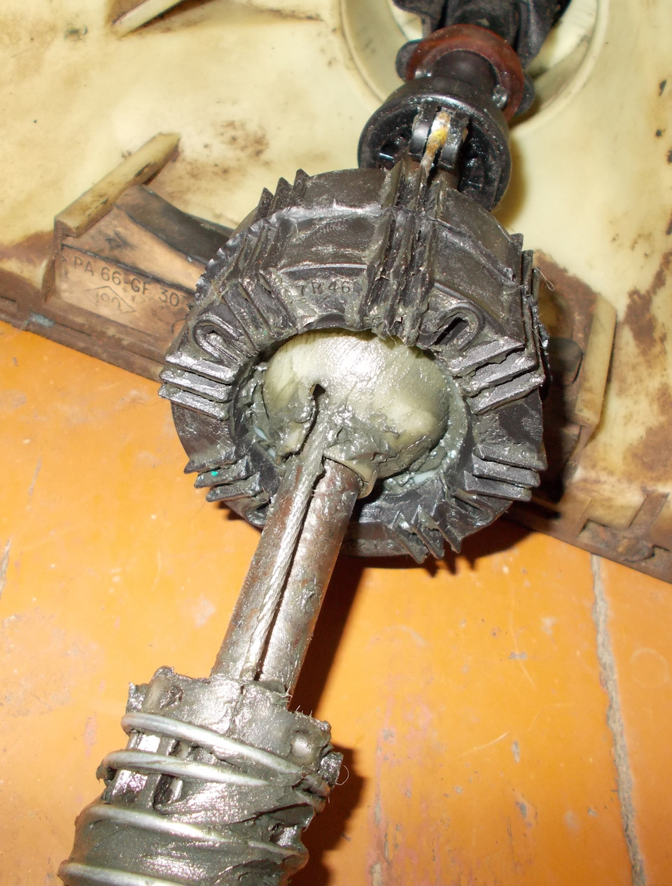 Яблочко собрано, Тросик установлен. — Renault Kangoo (1G). Запчасти на фото: PA666F30