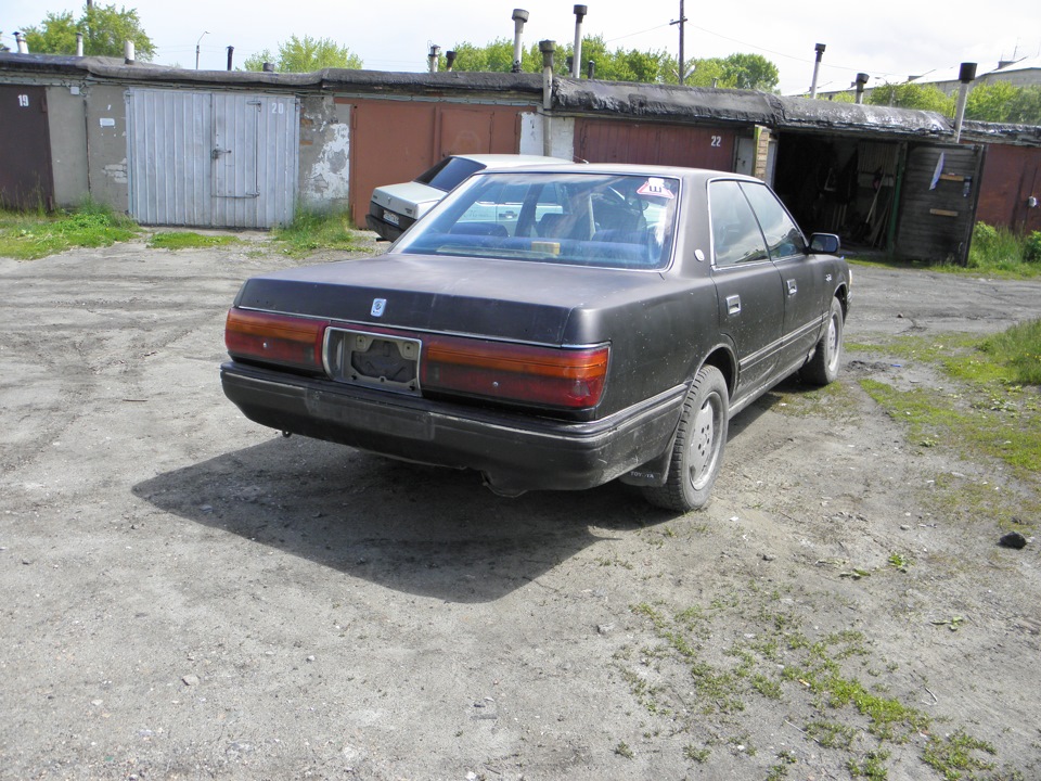 Корона 1990 года. Краун 1990 сбоку. Краун 1990 с рогами. Toyota Crown 1990 -1993 вид сзади. Лада Краун.