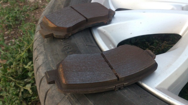 Канавка для сбора отработки почти забита, хотя сами колодки в нормальном состоянии. — Mazda CX-5 (1G)