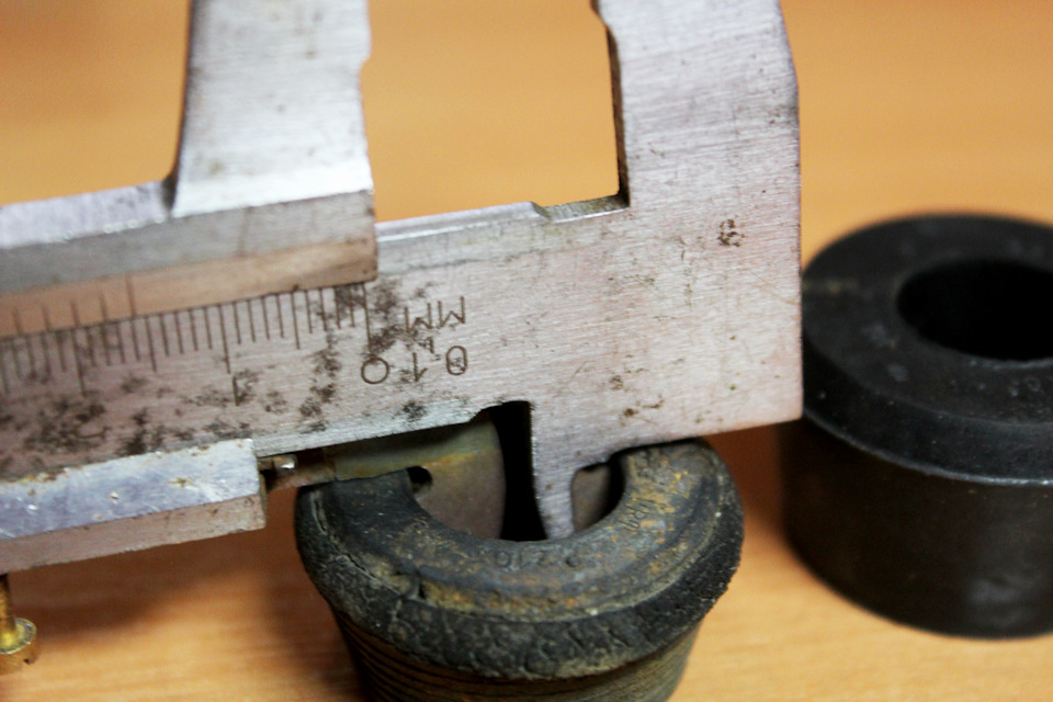 Замер посадочного диаметра у амортизатора фирмы Kayaba 443183 — Nissan Terrano I. Запчасти на фото: 443183