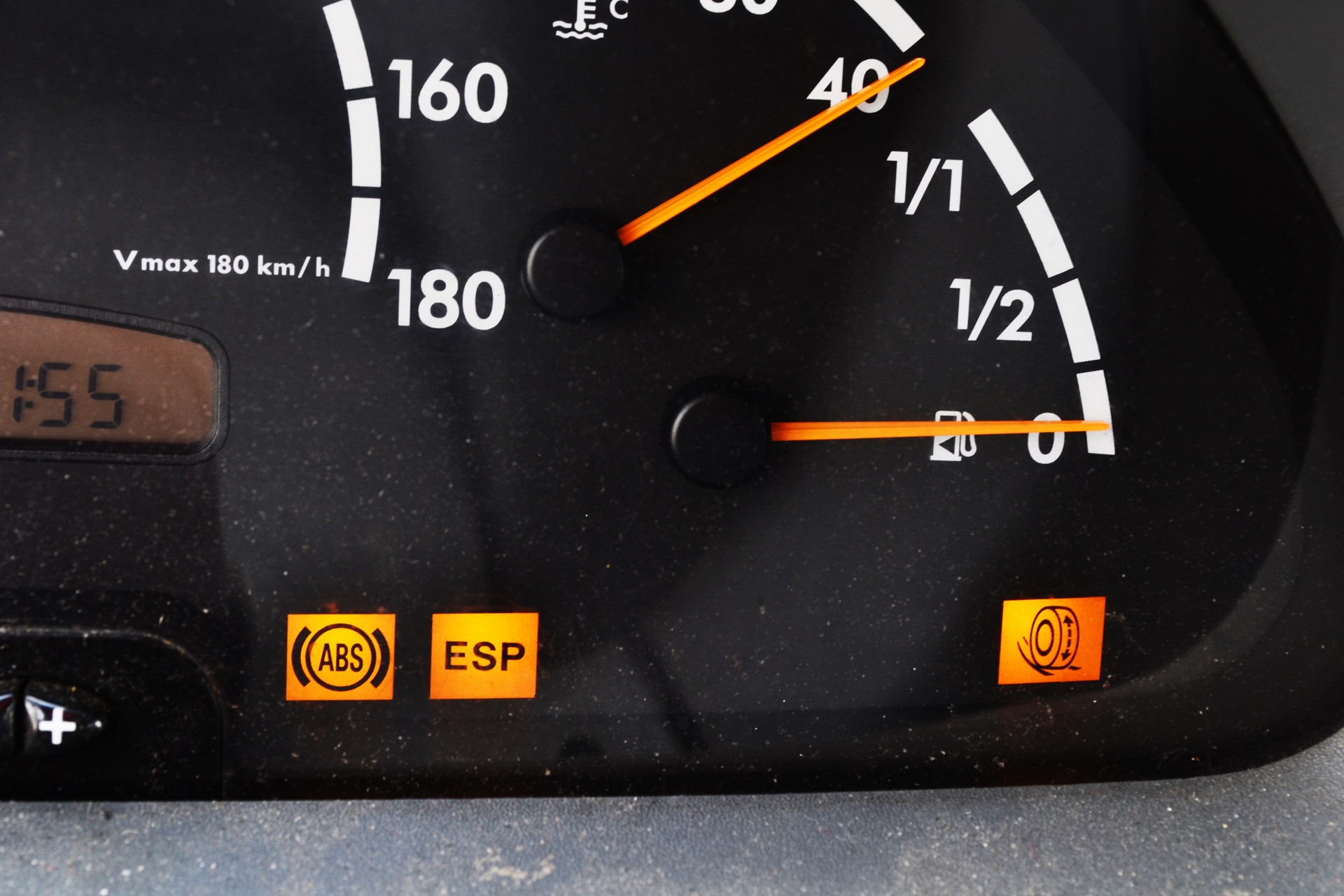 Почему горит датчик абс. Спринтер 906 горит значок ESP. Приборная панель Mercedes Sprinter 2002 года контрольная лампа ABS. Мерседес Спринтер 903 лампочки на панели. Mercedes Sprinter загорелась лампа ESP.