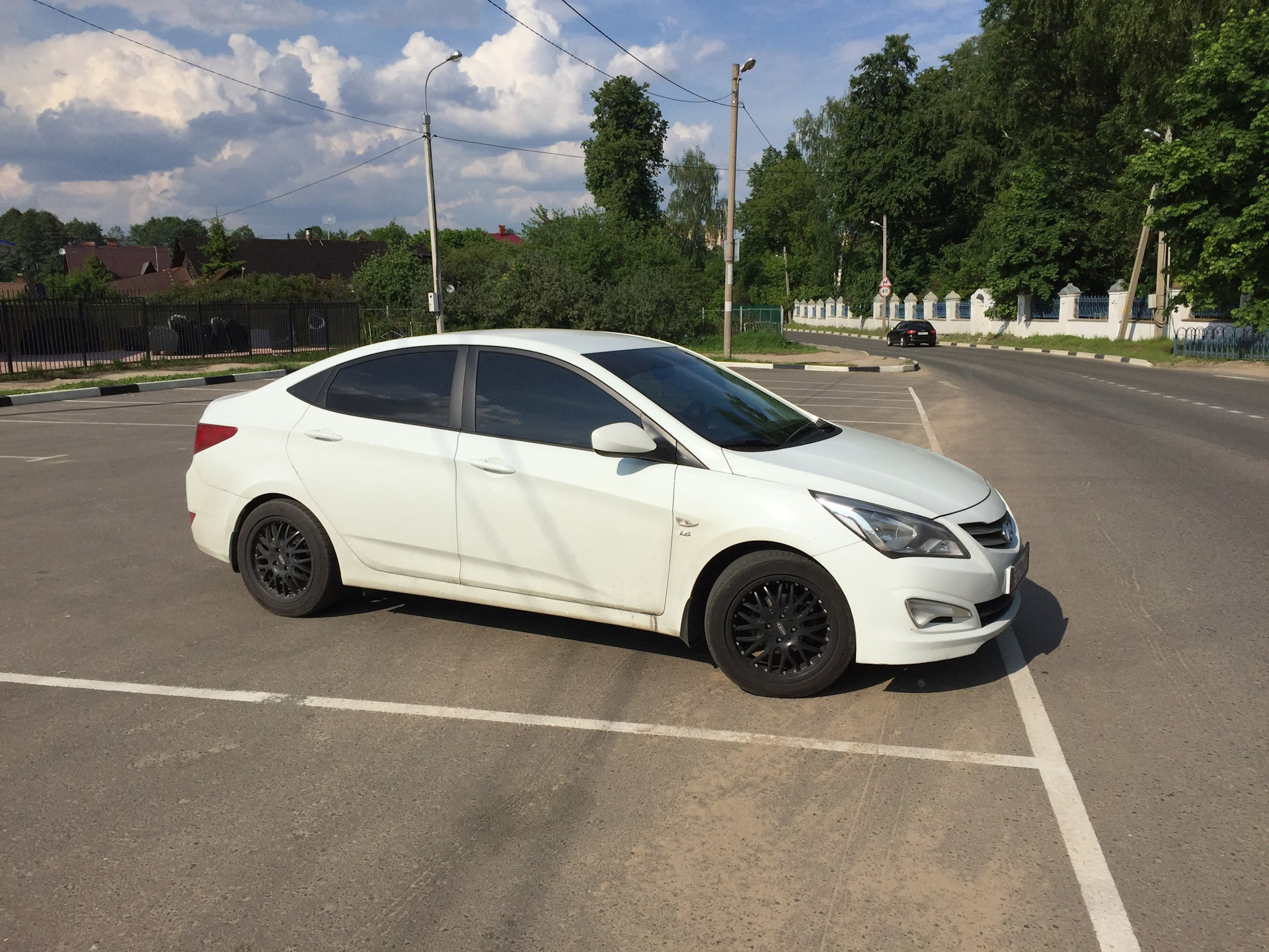 Hyundai Solaris 2017 белый тонированная на литье