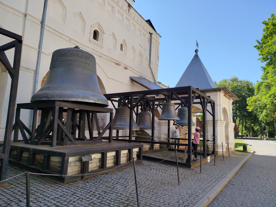 Совершенно случайно утром стали свидетелями колокольного звона. Маленькая юркая девочка в кепочке и кроссовках лихо сбацала композицию и быстро растворилась в толпе. Как мы потом узнали, в местном музыкальном училище есть преподаватель, который играет на этих колоколах. А когда он не может, это делают его ученики. — Renault Kaptur (2020)