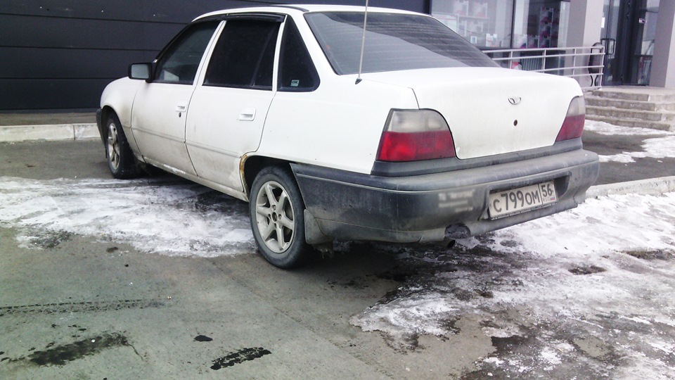 Дэу нексия салон н100. d102086s 960. Дэу нексия салон н100 фото. Дэу нексия салон н100-d102086s 960. картинка Дэу нексия салон н100. картинка d102086s 960. От этого автомобиля многого никогда не требовали. Nexia подкупала низкой ценой и неплохой надежностью. Надо сказать, что первое поколение «Ксюши» (так в народе прозвали этот автомобиль) более или менее оправдывало оказанное доверие. Свои первые 100 тысяч автомобиль выхаживал, как правило, без особых проблем. В середине 2008 года завод презентовал обновленную модель — Nexia N150. Теперь, спустя почти 3 года, мы решили суммировать все болячки и проблемные места обновленной модели…