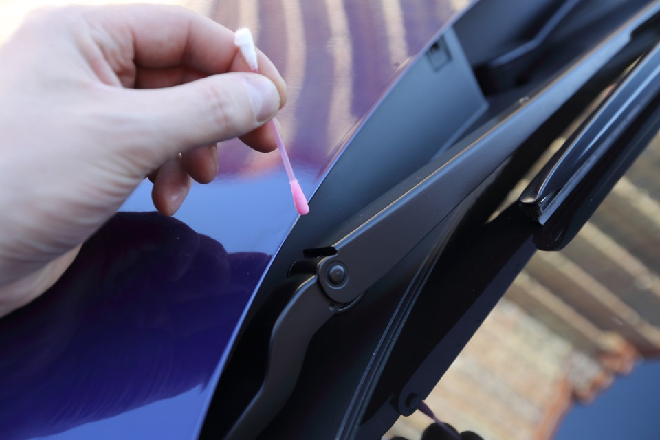 пластиковая окантовка капота. красим кромку капота.