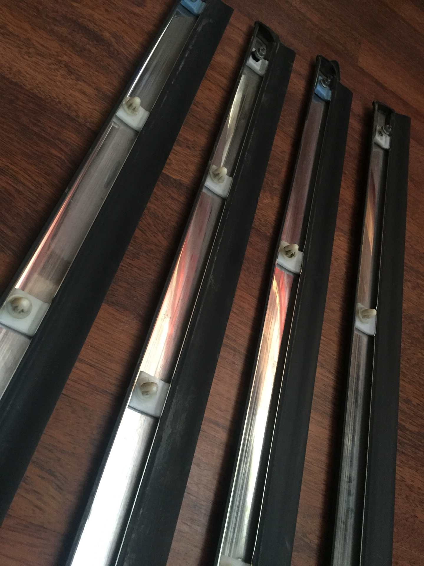 Молдинг проёма дверей туарег. На что клеят молдинги на авто. Молдинги на двери е60. Молдинг двери гольф 2. Молдинги на двери хавал ф7.