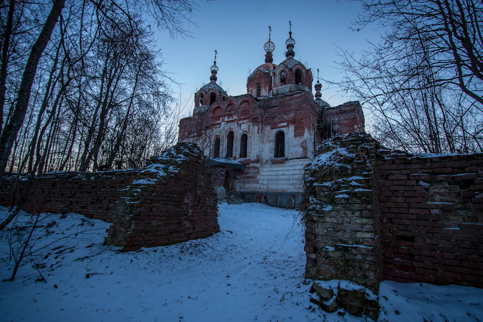 Вход в Рдейский Успенский монастырь. Территория монастыря была обнесена каменной стеной, но капитальная стена была только с одной стороны, а три другие не успели обнести, но сложили фундамент по периметру. Старые ворота монастыря были направлен на северо-восток, а сейчас ворота, через которые входят путники, направлен к Рдейскому озеру. — Toyota Land Cruiser Prado 90-series