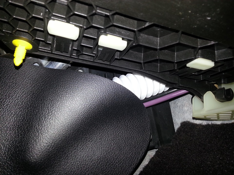 на панельке уже есть специальная выемка для воздуховода — и дажеэта гофра отлично туда ложиться. — Ford S-Max (1G)