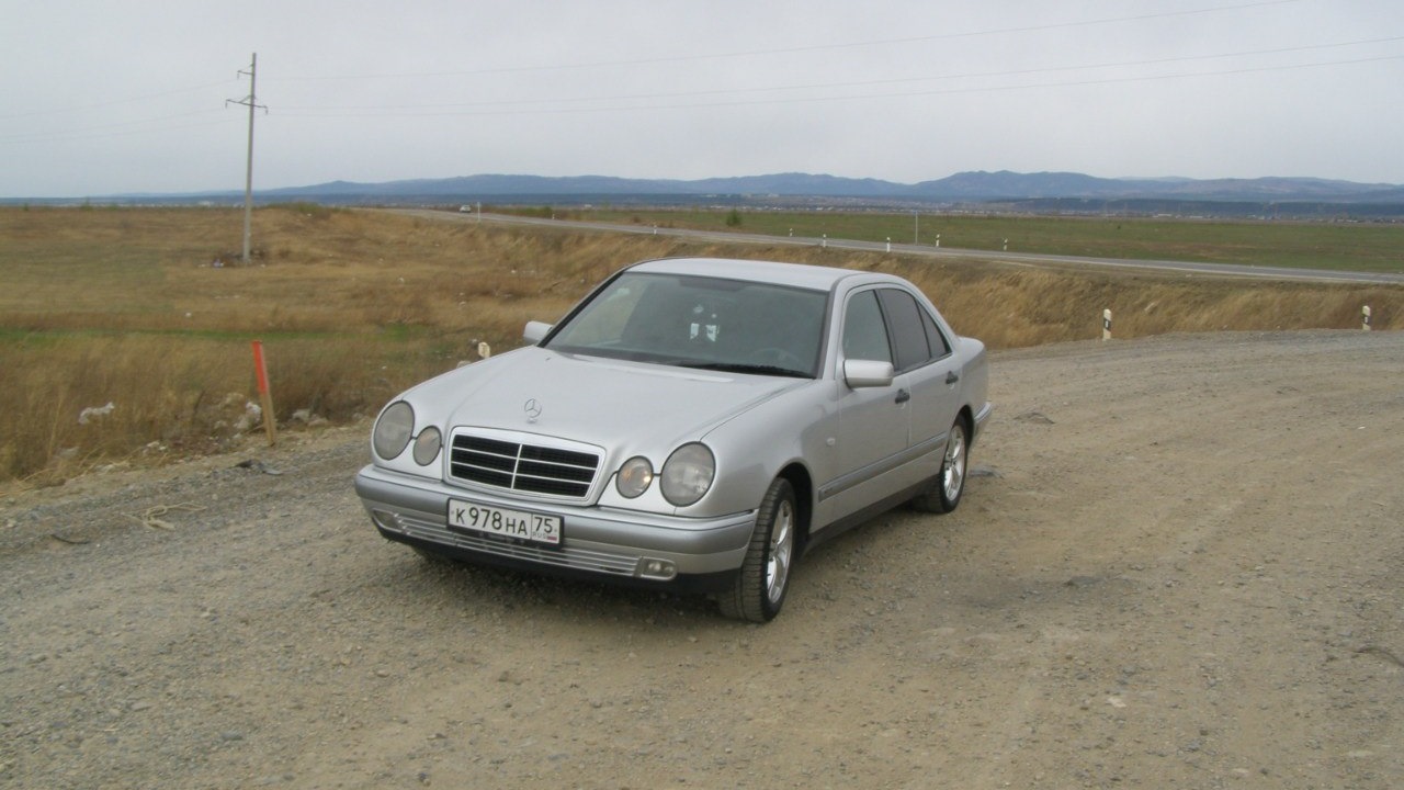 Мерседес 210 2.0. Мерседес 1995 лупатый. Лупатый Мерседес w210. Mercedes-Benz e-класс лупатый 1995 серый. Лупатый Мерседес Паши пела.