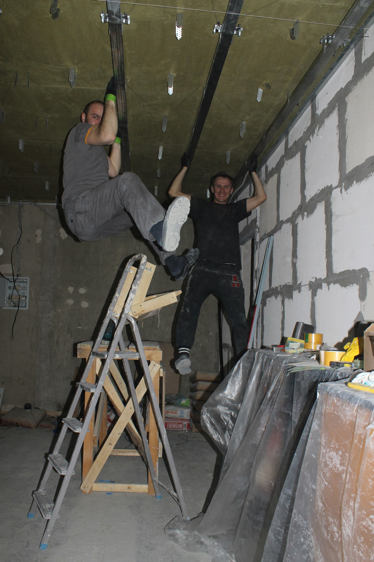 Замена кнопки шуруповерта и подвесной потолок с шумо-тепло изоляцией ...