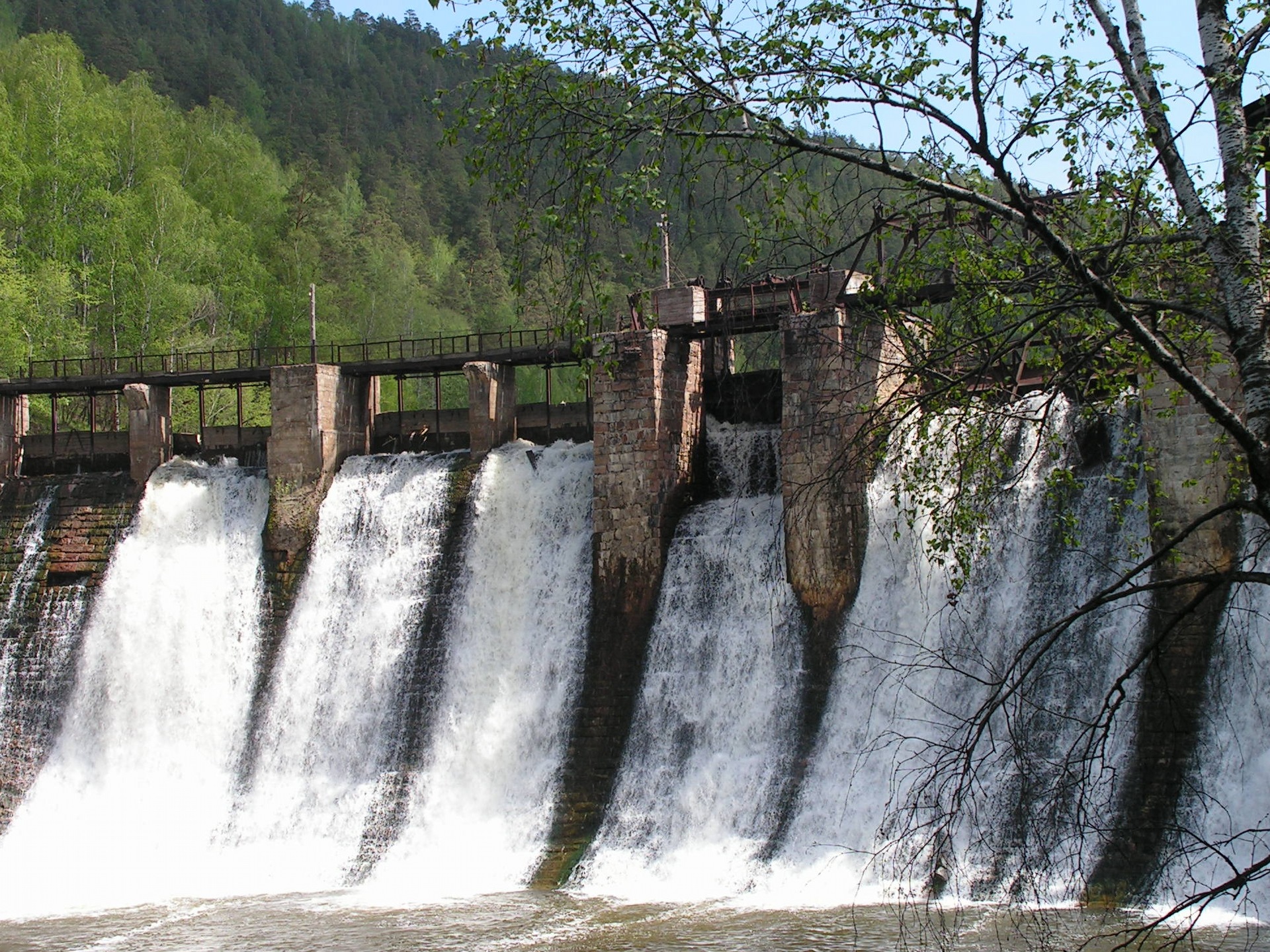 каменная плотина. дамбы оффа в уэльсе. запруда из камней. каменная плотина. каменная плотина.