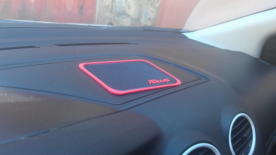 Коврик под телефон — Ford Focus Hatchback II, 1,8 л, 2010 года ...