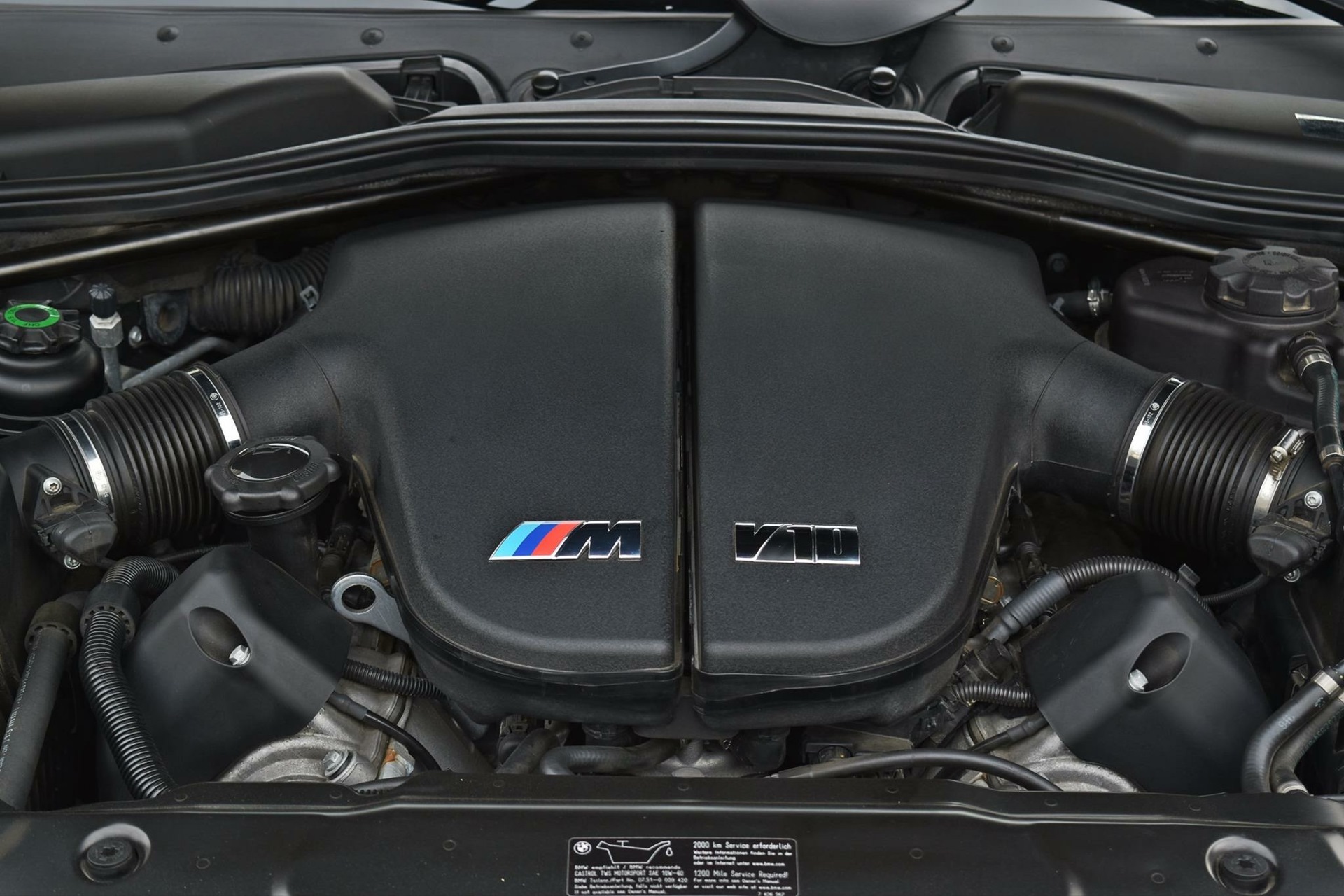 М5 какой мотор. BMW m5 e60 engine. BMW v10 m5 двигатель. Мотор м5 е60 v10. БМВ м5 е60 мотор.
