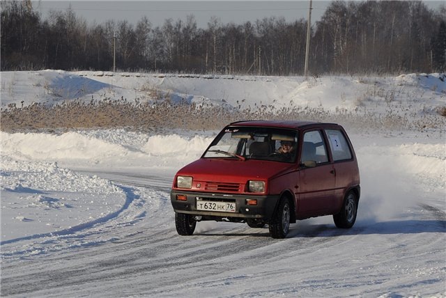 Ока рядом. ВАЗ 11113 зимой. Красная Ока зимой. Картинки ок красные.