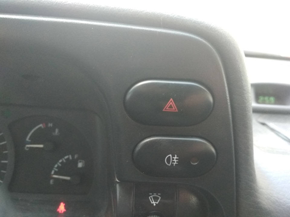 Замена лампочки в кнопке аварийной сигнализации. — Daewoo Nexia, 1,5 л ...