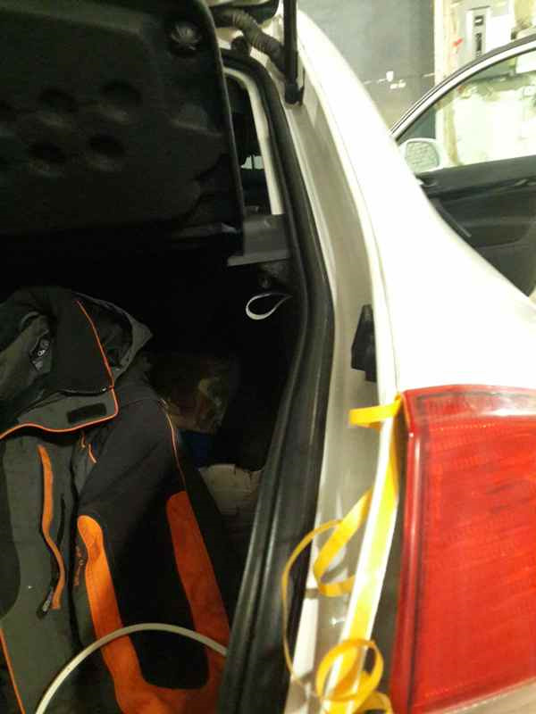 разделяю на две трубки, и каждой проклеиваю контур по крылу близко двери багажника. — Skoda Octavia A5 Mk2