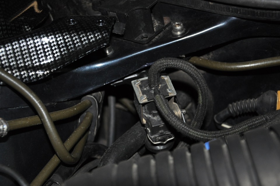 Возле плюсовой клеммы под капотом есть место которое идеально подойдет для крепежа электромагнитного клапана — Audi A6 (C4)