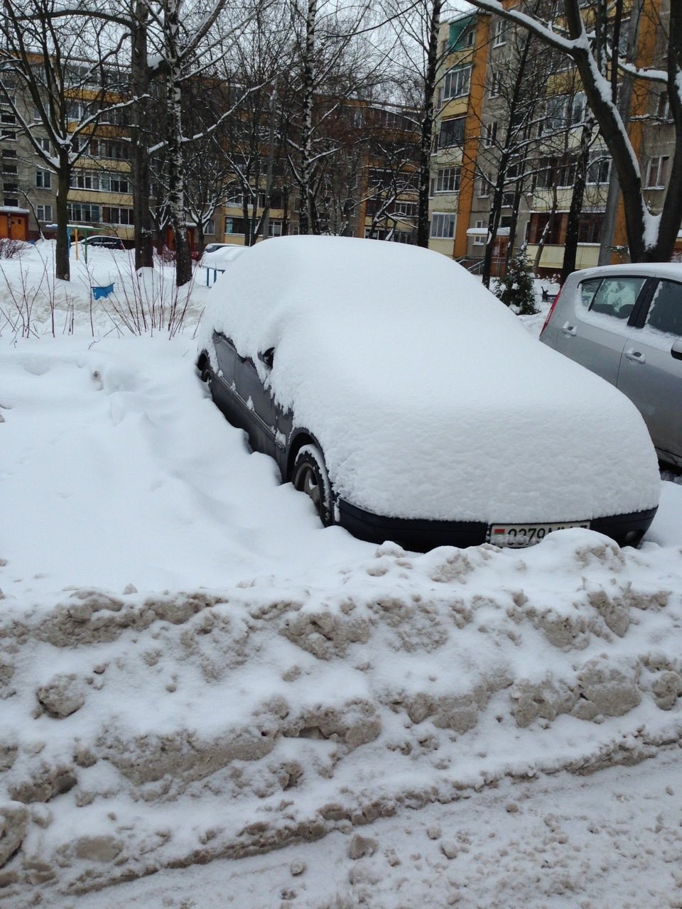 Машина вся в снегу