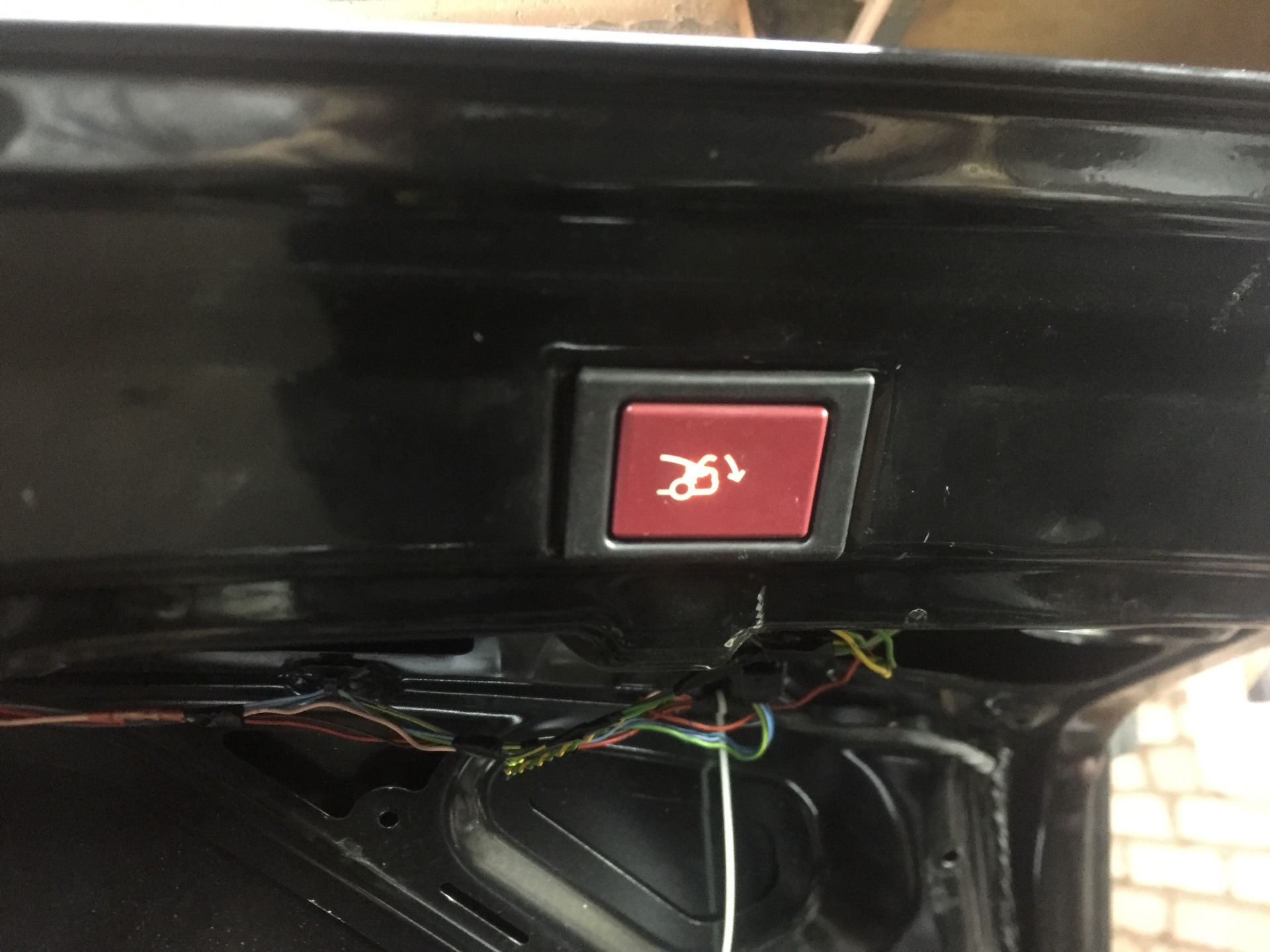 Электропривод багажника 21099. Кнопка закрытия багажника volvo xc60. Замок закрывания багажника скутера стелс. Закрыть багажник с кнопки. Вольво с 80 2001 не закрывается багажник.