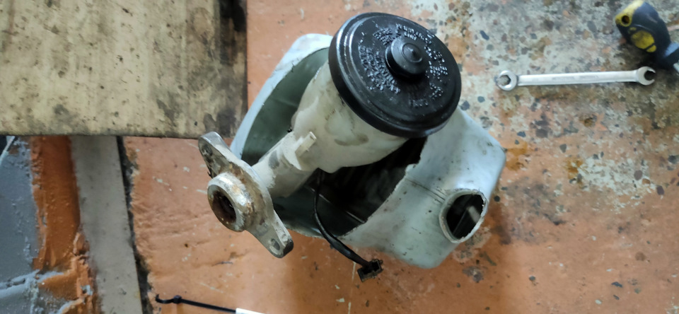 Замена главного тормозного цилиндра — Toyota Corsa (4G), 1,6 л, 1992 ...