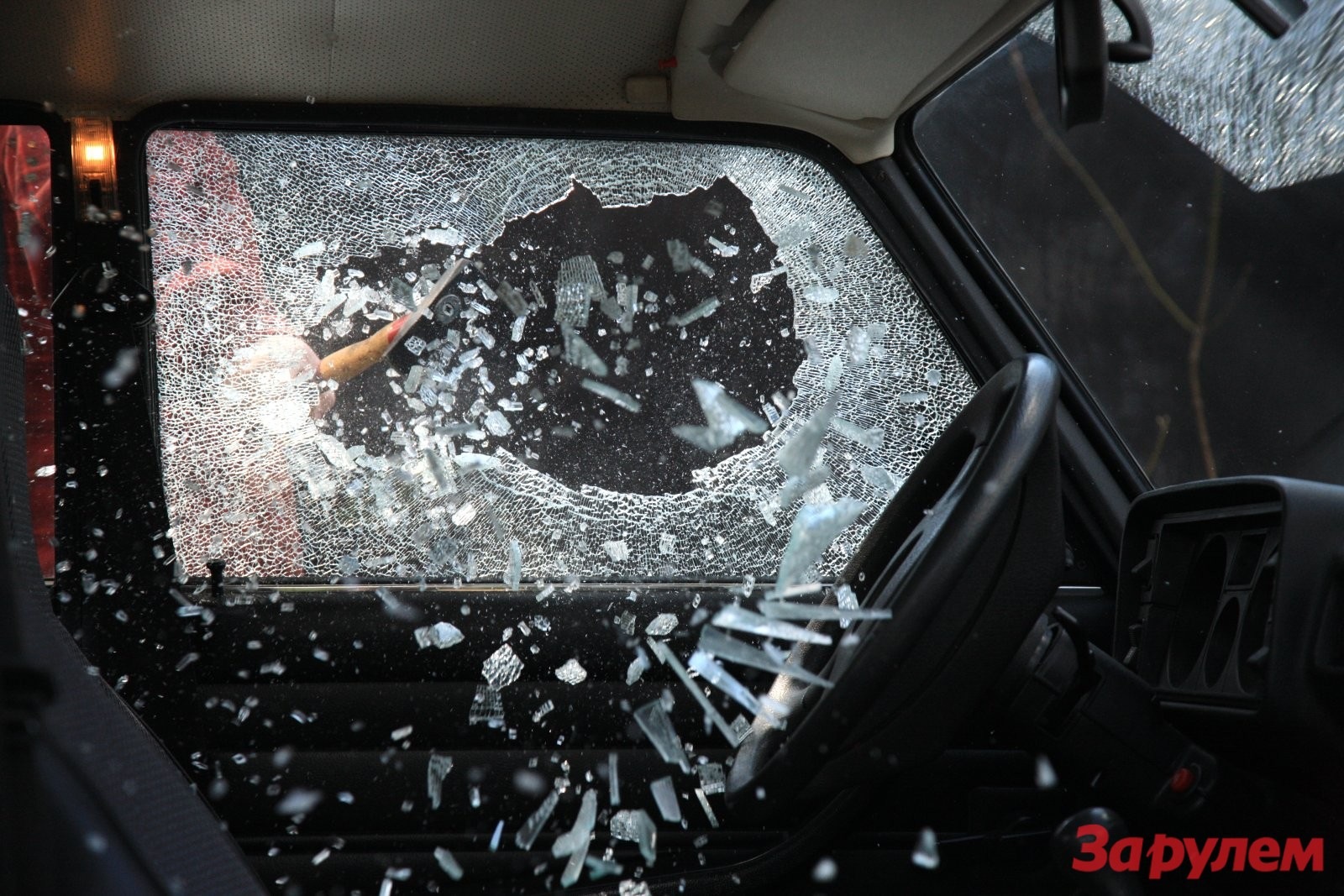 Разбиты окна машин. Разбитые стекла в машине. Разбитое окно машины. Разбивает стекло авто. Разбить окно автомобиля.