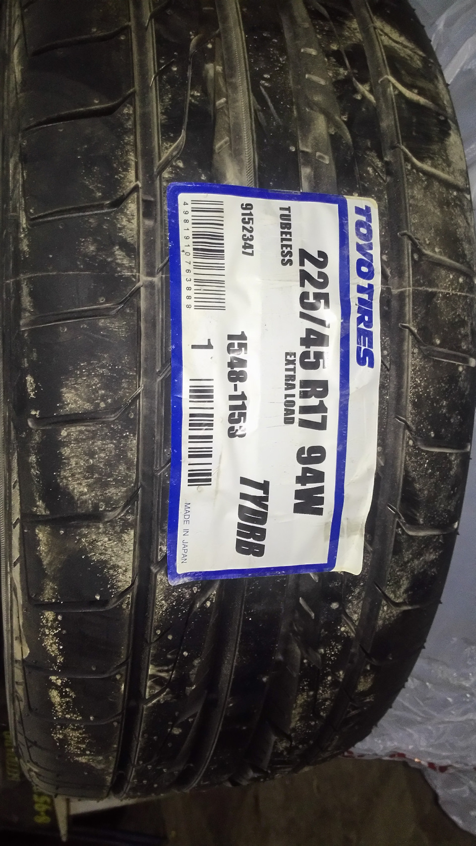 Резина 2015 года выпуска. Сколько накачивают колеса на машине летом 15 195 50. Goodyear vector 4seasons gen-3 suv. Премиальные шины. Резина 2015 года выпуска.