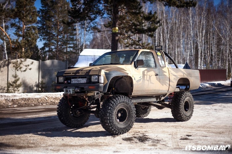 Край автомобиля дром приморский. Ниссан Датсун 21. Nissan Datsun d21 off Road. Baja Nissan d21. Ниссан Датсун на 35 колесах.