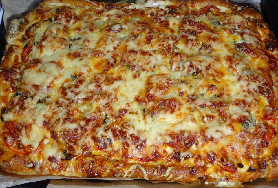 Домашняя пицца в духовке рецепт начинки. Пицца домашняя. Красивая пицца домашняя. Пицца домашняя в духовке. Домашняя пицца на Протвине.