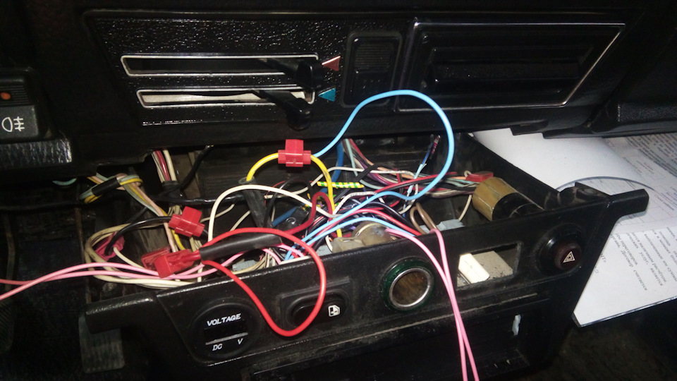 Подцепляемся к прикуривателю. Провода конечно пожадничали они. Токо токо — Lada 4x4 3D