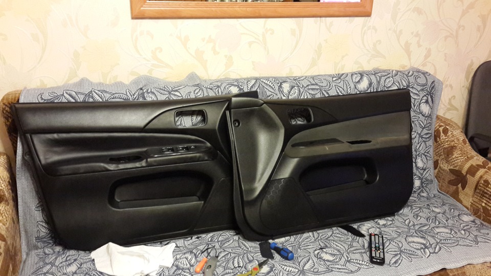 обшивка дверей mitsubishi lancer 9. обшивки дверей lancer 9. обшивка двери ланцер 9. перетяжка дверных карт митсубиси лансер 9. обшивки lancer 9.