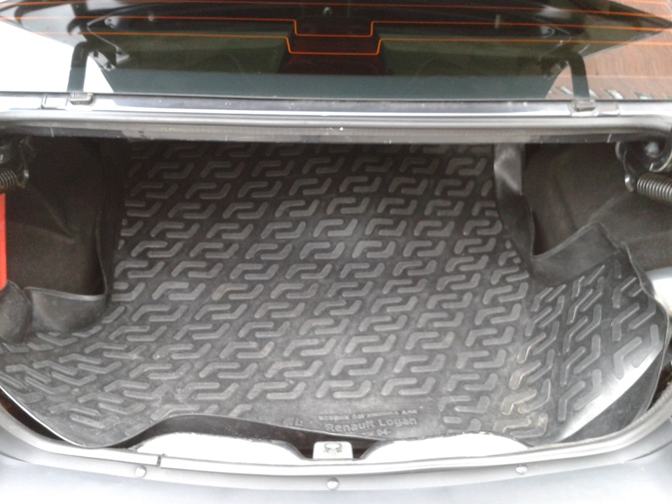новый коврик и резинки в багажник — Renault Logan (1G), 1,6 л, 2007 ...