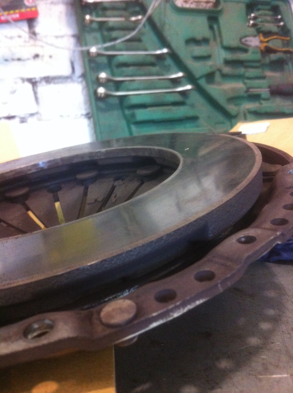 Может показаться, что на ней выработка, но она еле ощутимая пальцем, бортика нет вообще. — Skoda Octavia A5 Mk2