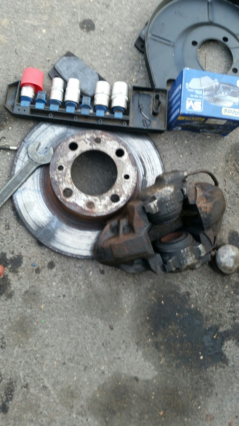 Замена тормозных колодок и дисков — Lada 2106, 1,6 л, 1999 года ...