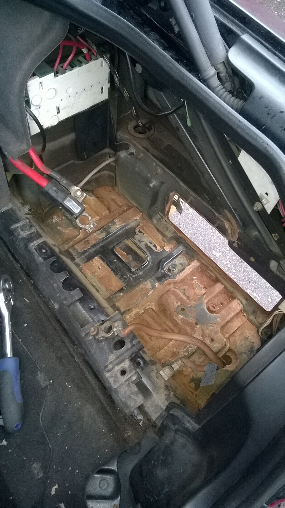 запах выхлопа в салоне — BMW 7 series (E38), 4,4 л, 2001 года | своими ...