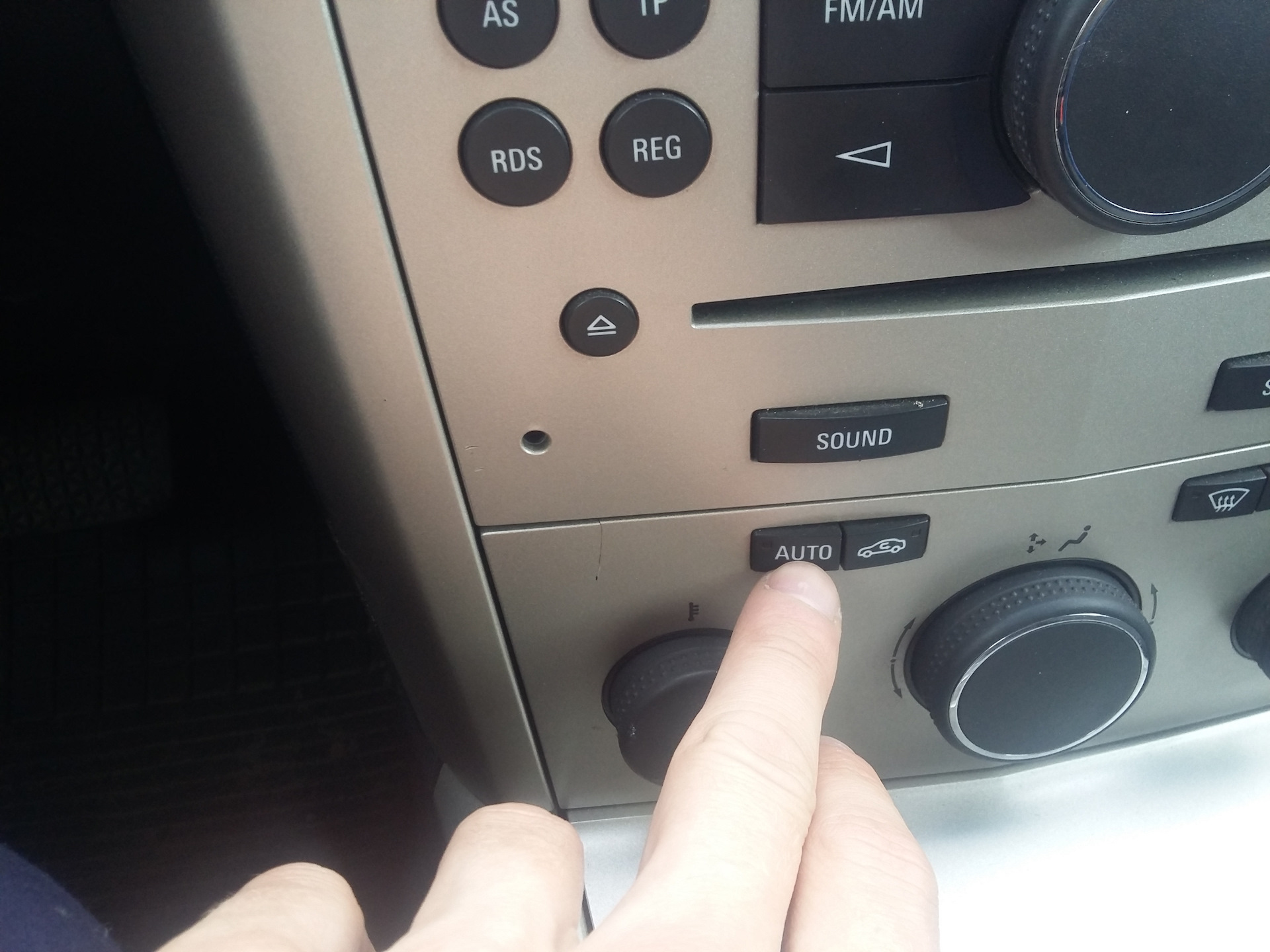 Opel astra h кнопки. Opel Meriva 2007 кнопки климат. Кондиционер Opel Astra h кнопка. Opel Astra h 2007 года кнопка кондиционера.