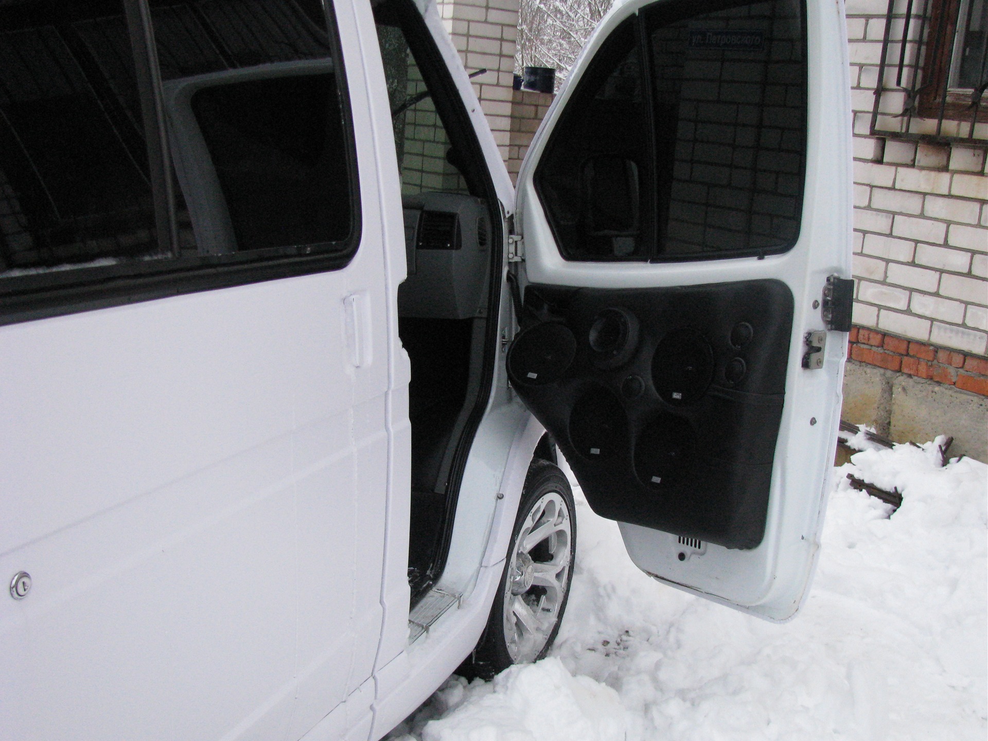 Установка сабов в машину… — ГАЗ Соболь, 2,5 л., 2006 года | фотография ...