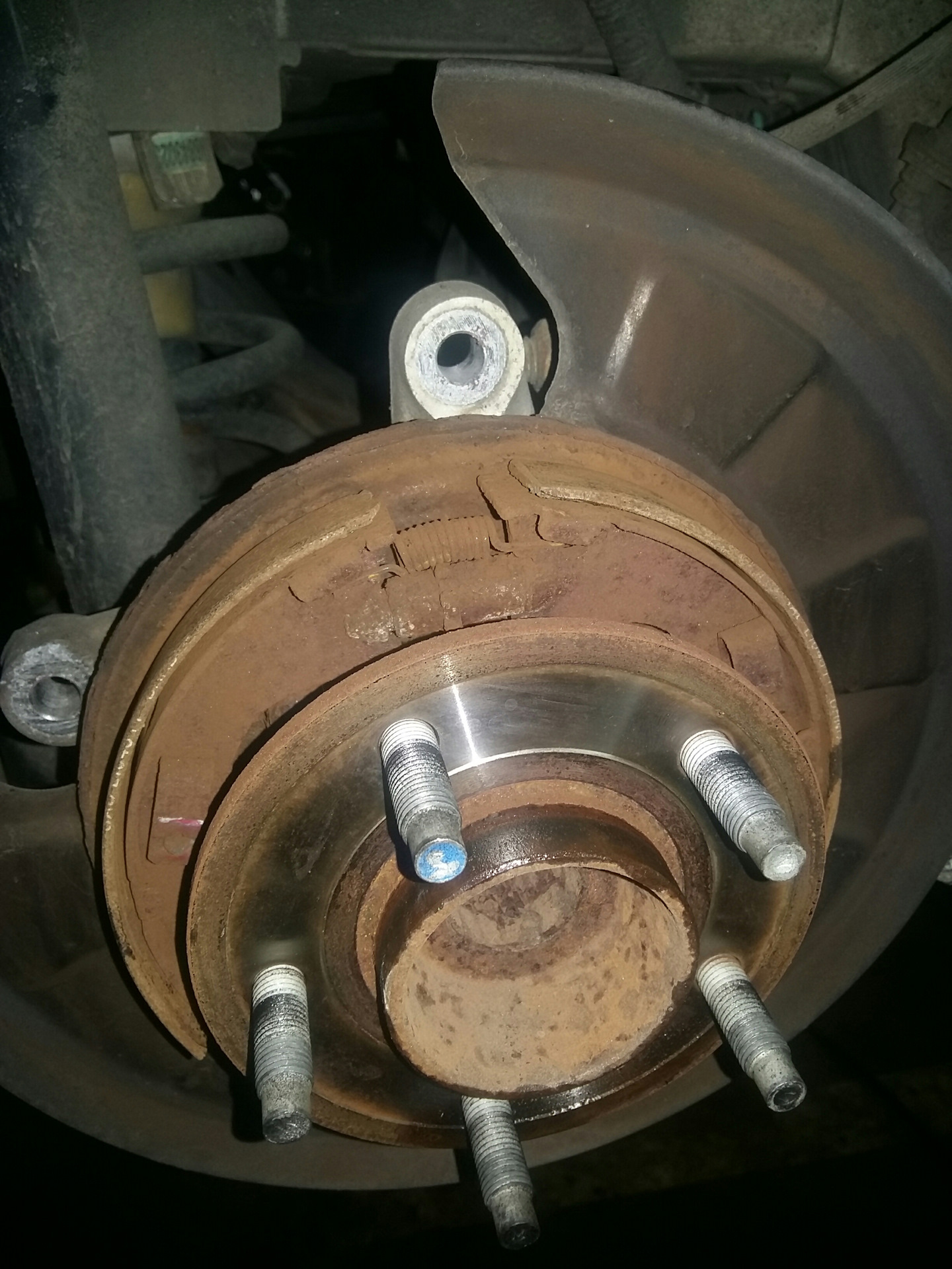 замена колодок ручника — Opel Antara, 3,6 л, 2009 года | своими руками ...