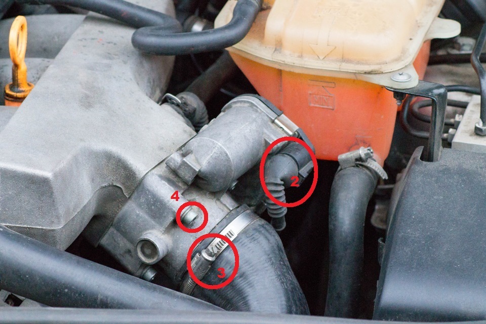 Чистка дроссельной заслонки — Volkswagen Passat B5, 1,8 л, 2002 года ...