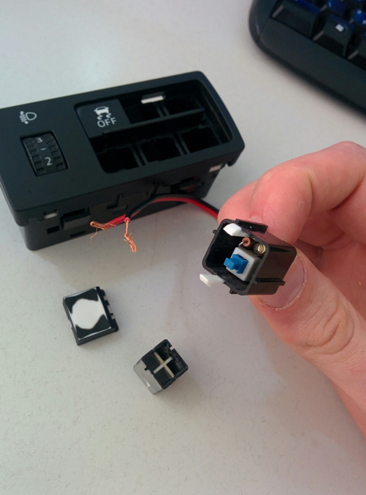 Блок кнопок 3 кнопки. Установка дополнительной кнопки. Установка дополнительной кнопки. Кнопка включения печки ваз 2114. Установка дополнительной кнопки.