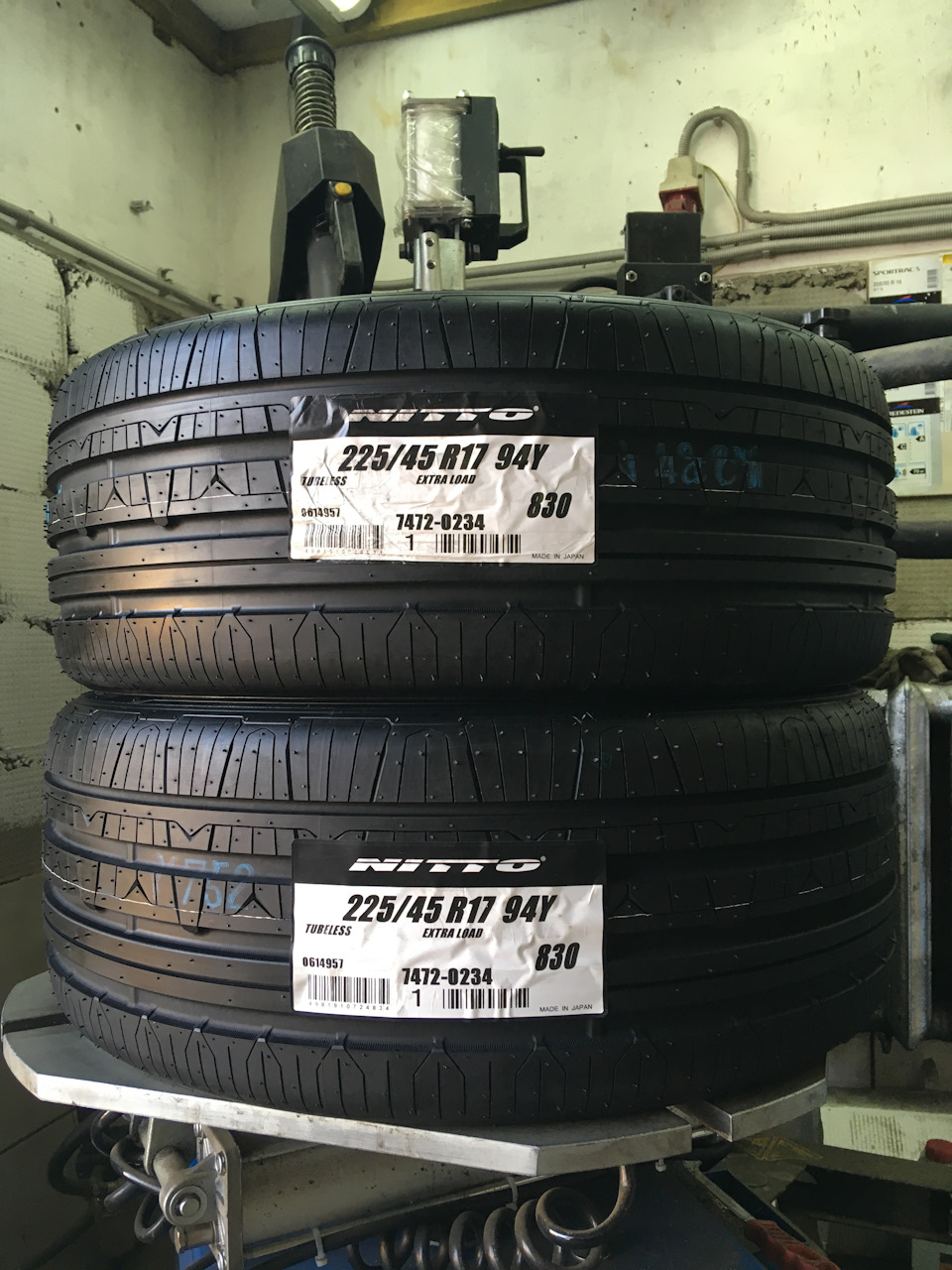 Разноширокий комплект Nitto NT830 225/45R17+245/40R17 — Vredestein ...