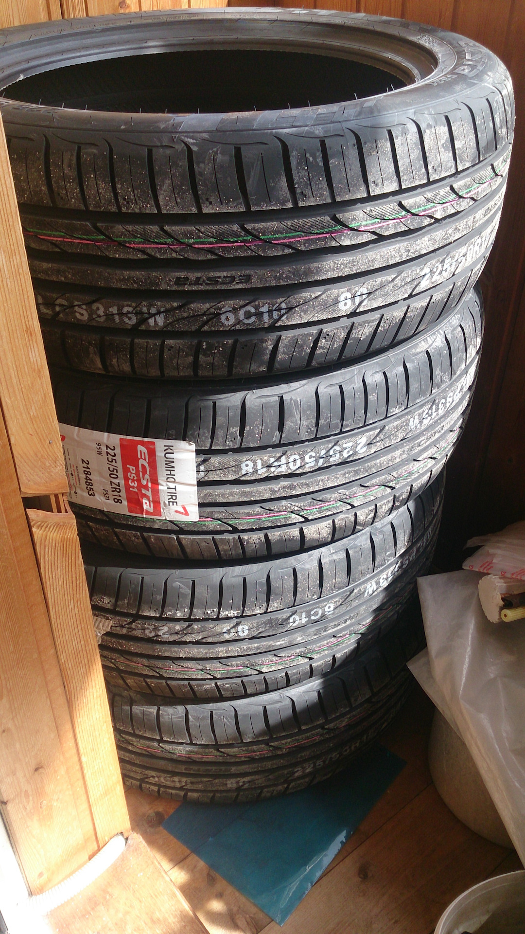 Kumho ecsta 225 50 r17. Шины Kumho r17 225/50. Шины Kumho Ecsta ps31. Kumho Ecsta r18 225/50. Kumho Ecsta ps31 225/40 r18 92w.