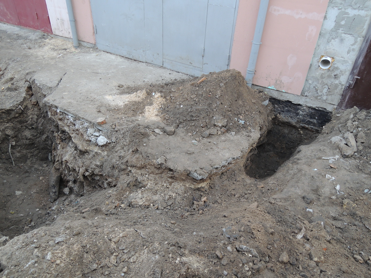 лоток водоотводный для гаража. приямок в подвале для откачки воды. дренажная система ливневой канализации. канализация в гараже своими руками. цокольный этаж в частном доме.