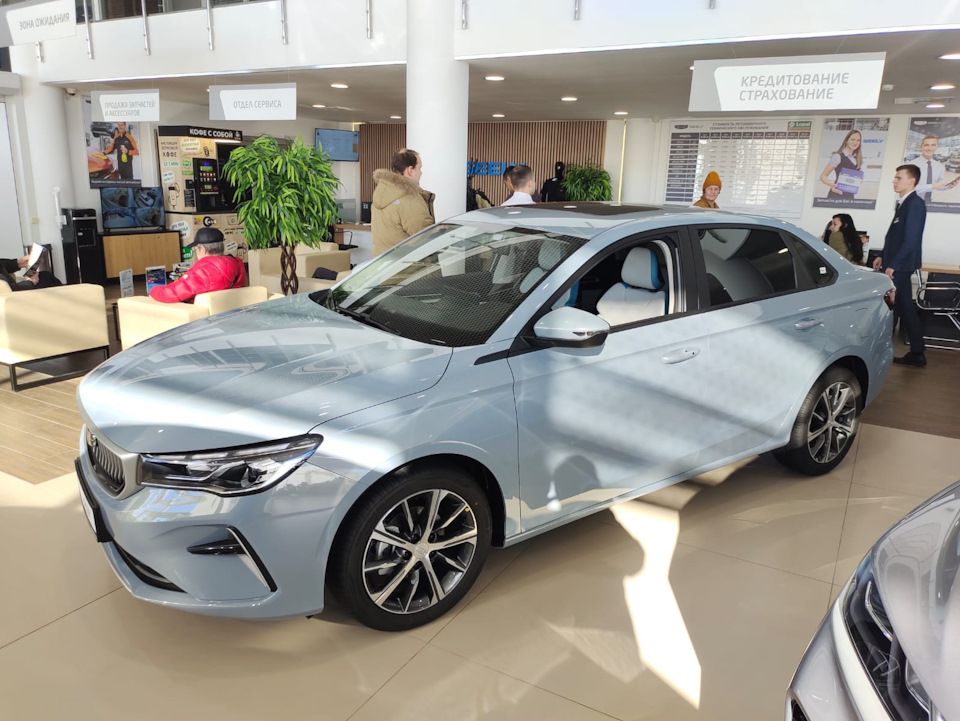 Так он встретил нас в салоне — Geely Emgrand