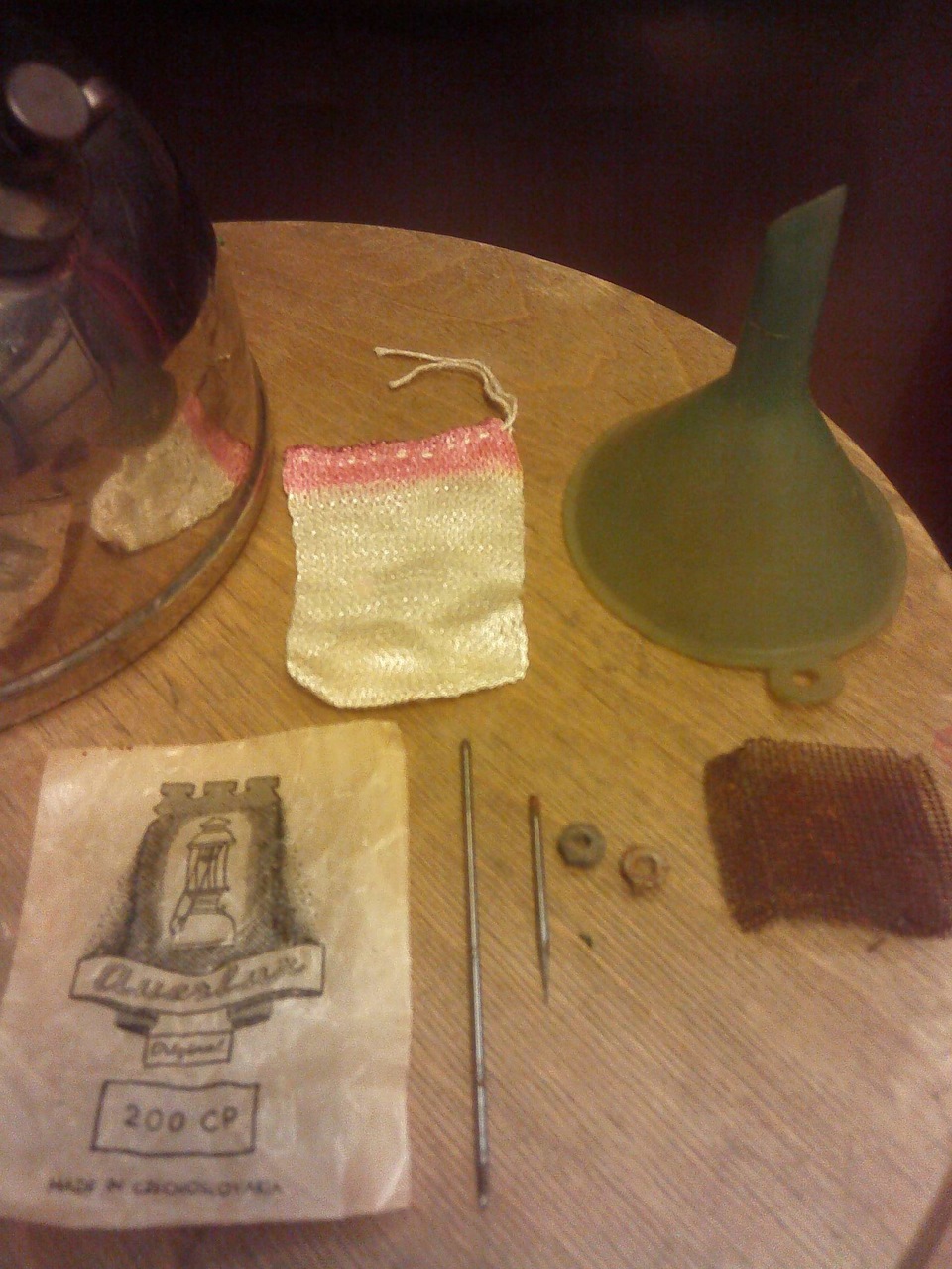 hugo schneider керосиновая лампа история. d19a164s 960. hugo schneider керосиновая лампа история фото. hugo schneider керосиновая лампа история-d19a164s 960. картинка hugo schneider керосиновая лампа история. картинка d19a164s 960. На протяжении многих столетий жизнь человека полностью зависела от светового дня. Но ещё в античные времена люди научились пропитывать смолой факелы и делать масляные лампады примитивной конструкции. Жители Помпеи, например, наполняли глиняную мисочку маслом и опускали туда фитиль. При таком освещении проходили знаменитые пиры римских патрициев. Конечно, даже сравнительно дешёвое растительное масло было доступно далеко не всем. На севере Европы варвары просто продевали фитиль в жирную рыбу, вялили её, а потом поджигали. hugo schneider керосиновая лампа история. d19a164s 960. hugo schneider керосиновая лампа история фото. hugo schneider керосиновая лампа история-d19a164s 960. картинка hugo schneider керосиновая лампа история. картинка d19a164s 960. На протяжении многих столетий жизнь человека полностью зависела от светового дня. Но ещё в античные времена люди научились пропитывать смолой факелы и делать масляные лампады примитивной конструкции. Жители Помпеи, например, наполняли глиняную мисочку маслом и опускали туда фитиль. При таком освещении проходили знаменитые пиры римских патрициев. Конечно, даже сравнительно дешёвое растительное масло было доступно далеко не всем. На севере Европы варвары просто продевали фитиль в жирную рыбу, вялили её, а потом поджигали.