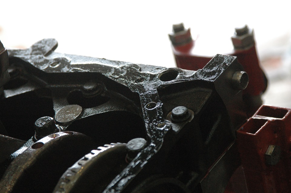 Привалочную плоскость блока тоже намазал герметиком — очень тонким слоем. — Hyundai Santa Fe (2G)