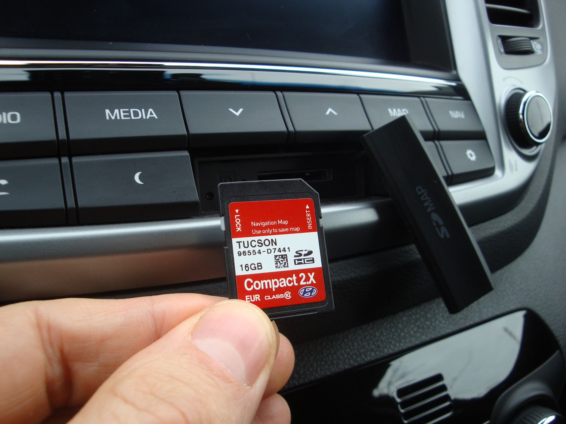 Хавал глонасс. USB-разъем Hyundai Tucson 2019. Ауди q5 2009 разъем для SD карты. Флешка Kia Rio 8 ГБ. Карта памяти навигации Hyundai Solaris 2012 года.