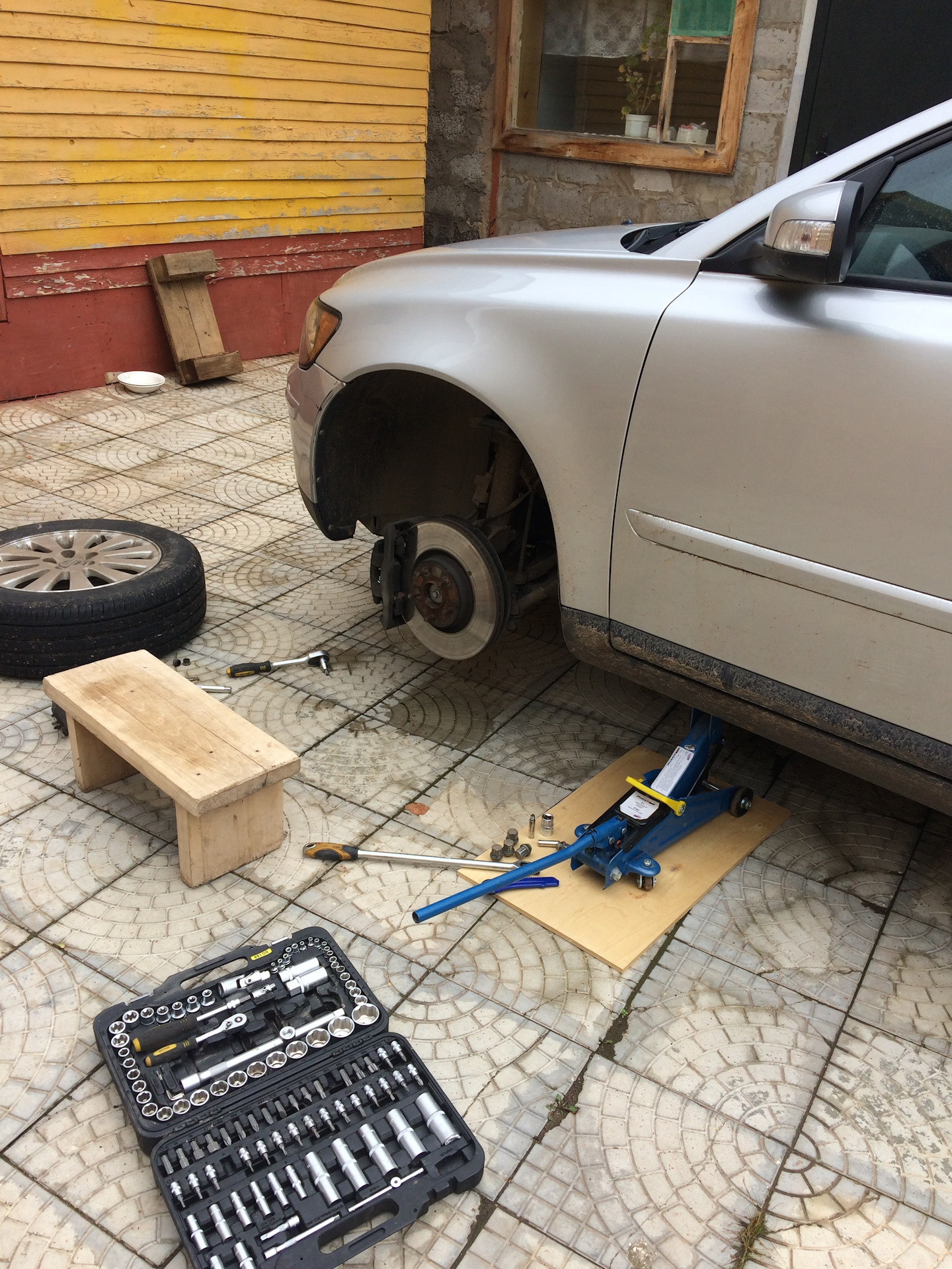 Замена передних накладок — Volvo V50, 2,5 л, 2007 года | своими руками ...
