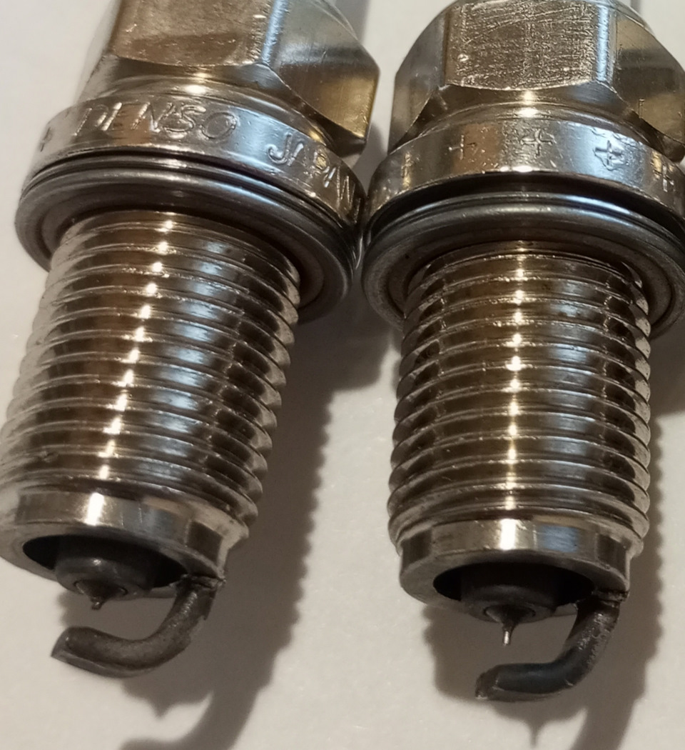 Левая — Toyota Corolla (120)