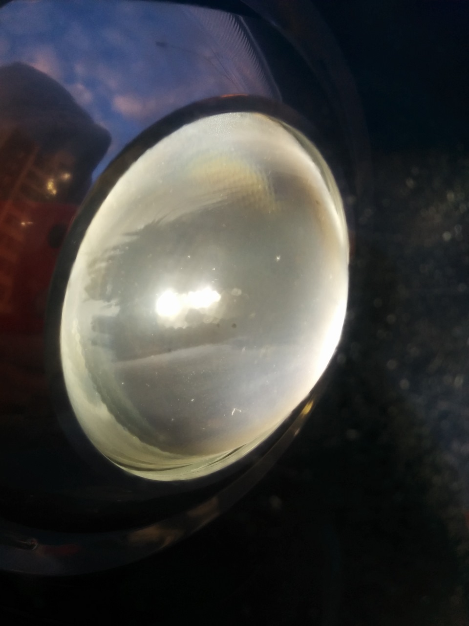 Чистка линз фар. Чистка линз. Чистка линз пежо 407. Линзы в фары шкода фабия 1. Мутная линза в фаре.