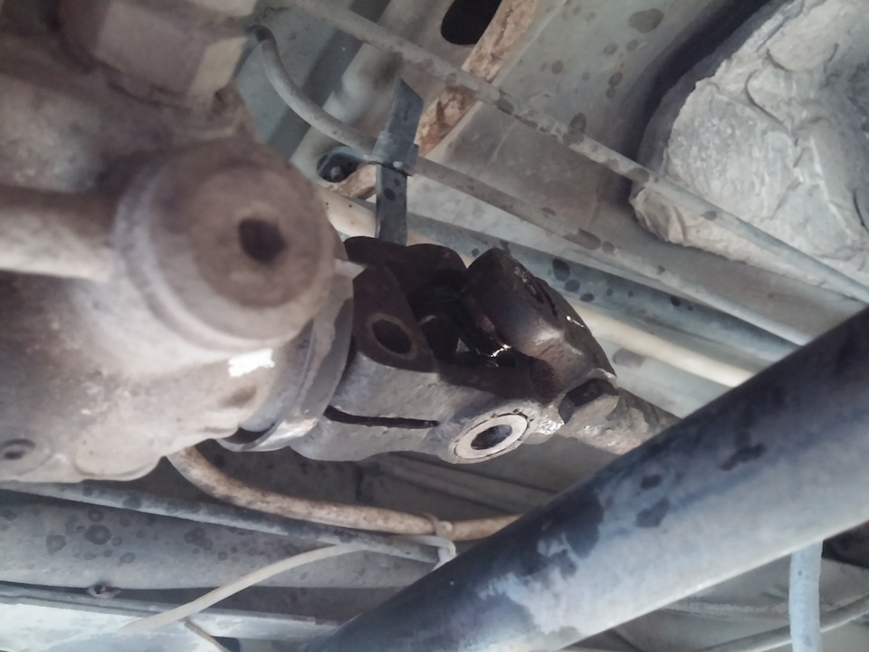 Вал и кардан на месте. Плюс к комфорту и без того комфортной езды :) — Volkswagen Caravelle (T3)